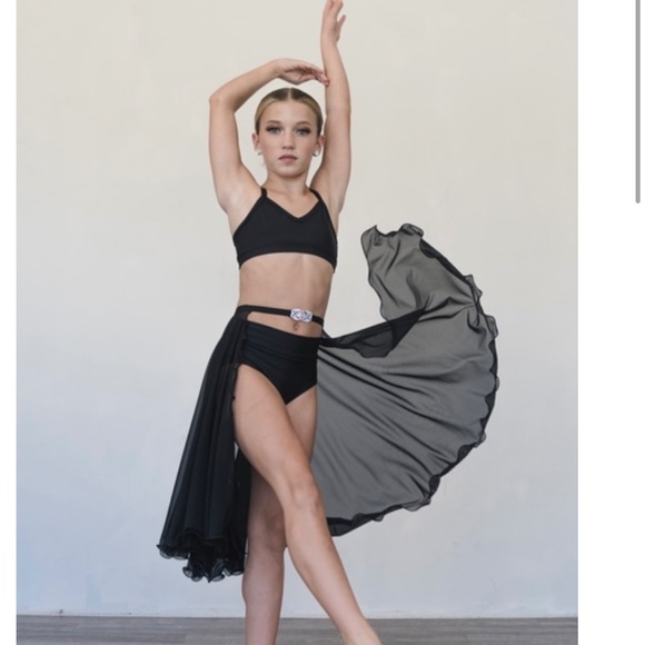 Details Dancewear 4 piece set
Strappy crop top, brief, sheer short, skirt - Picture 3 of 3